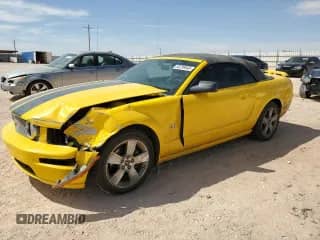 2006 Ford Mustang GT Deluxe z VIN 1ZVHT85H265124500, wystawiony jako Copart lot #53239045 z przebiegiem 102 465 mil mil oraz Szkoda całkowita • Salvage title. Historia ofert i sprzedaży dostępna na DreamBid. Obrazek 1.