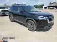 2024 Nissan Pathfinder SV с VIN 5N1DR3BA3RC264464, выставлен на аукционе Copart как лот 71968875 с пробегом 34 667 миль миль и Списание • Salvage title. История ставок и продаж доступна на DreamBid. Изображение 4.