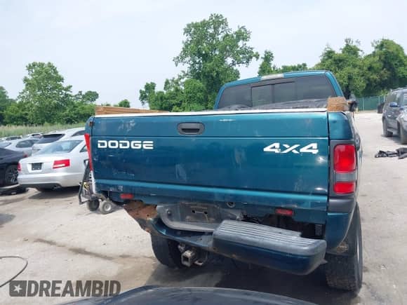 1998 Dodge 1500 z VIN 1B7HF16Y3WS755905, wystawiony jako IAAI lot #42492353 z przebiegiem 142 102 mil mil oraz . Historia ofert i sprzedaży dostępna na DreamBid. Obrazek 16.