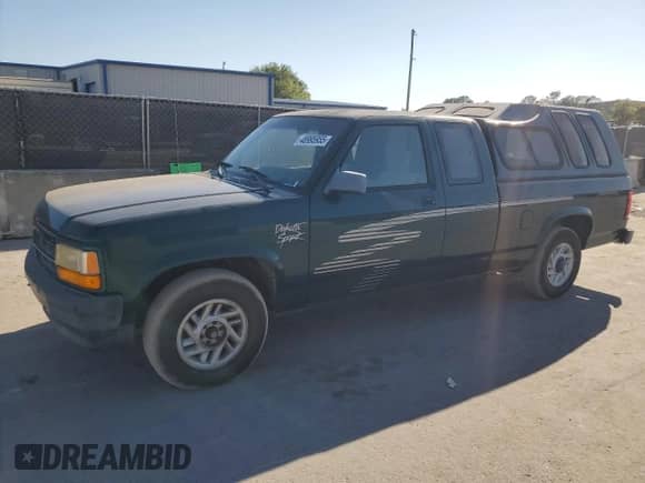 1993 Dodge Dakota z VIN 1B7FL23X8PS292033, wystawiony jako Copart lot #48995955 z przebiegiem 103 197 mil mil oraz Czysty tytuł • Clean title. Historia ofert i sprzedaży dostępna na DreamBid. Obrazek 1.