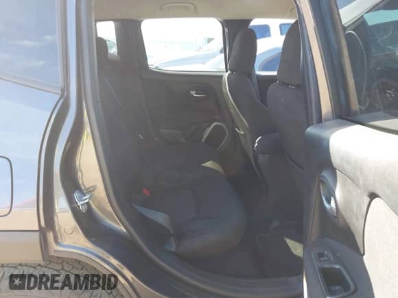 2017 Jeep Renegade Latitude z VIN ZACCJABB5HPF45504, wystawiony jako IAAI lot #42486270 z przebiegiem 67 610 mil mil oraz . Historia ofert i sprzedaży dostępna na DreamBid. Obrazek 8.