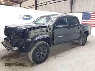 2023 Toyota Tacoma SR5 z VIN 3TMCZ5AN3PM628197, wystawiony jako Copart lot #81330275 z przebiegiem 51 504 mil mil oraz Czysty tytuł • Clean title. Historia ofert i sprzedaży dostępna na DreamBid. Obrazek 1.