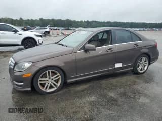 2013 Mercedes-Benz C 300 Sport z VIN WDDGF8AB9DR241462, wystawiony jako Copart lot #83921535 z przebiegiem 157 838 mil mil oraz Szkoda całkowita • Salvage title. Historia ofert i sprzedaży dostępna na DreamBid. Obrazek 1.