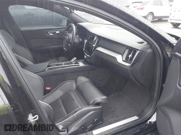 2024 Volvo S60 Plus Black Edition z VIN 7JRL12TH6RG291200, wystawiony jako IAAI lot #42934472 z przebiegiem 18 188 mil mil oraz . Historia ofert i sprzedaży dostępna na DreamBid. Obrazek 5.