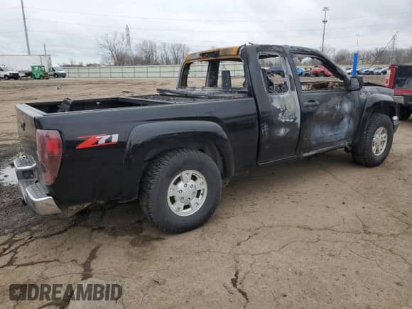 2005 Chevrolet Colorado LS Z71 z VIN 1GCDS196258106855, wystawiony jako Copart lot #85677674 z przebiegiem Nie podano mil oraz Czysty tytuł • Clean title. Historia ofert i sprzedaży dostępna na DreamBid. Obrazek 3.