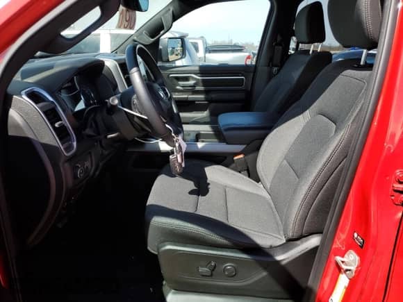 2023 Ram 1500 Big Horn z VIN 1C6SRFMT6PN697815, wystawiony jako Copart lot #49989925 z przebiegiem 29 517 mil mil oraz Czysty tytuł • Clean title. Historia ofert i sprzedaży dostępna na DreamBid. Obrazek 7.