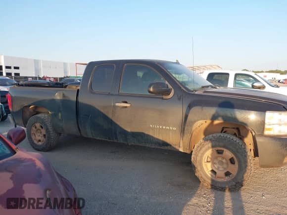 2011 Chevrolet Silverado 1500 LT z VIN 1GCRCSEAXBZ125243, wystawiony jako IAAI lot #43134333 z przebiegiem 261 653 mil mil oraz . Historia ofert i sprzedaży dostępna na DreamBid. Obrazek 13.