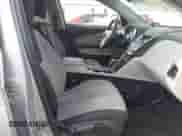 2010 Chevrolet Equinox 1LT z VIN 2CNFLDEY2A6338639, wystawiony jako IAAI lot #42395822 z przebiegiem 124 830 mil mil oraz . Historia ofert i sprzedaży dostępna na DreamBid. Obrazek 5.