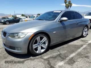 2008 BMW 3 Series 335i z VIN WBAWL73578PX59603, wystawiony jako Copart lot #63881505 z przebiegiem 129 240 mil mil oraz Nie do naprawy • Non repairable. Historia ofert i sprzedaży dostępna na DreamBid. Obrazek 1.