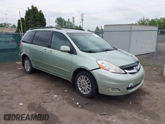 2008 Toyota Sienna XLE z VIN 5TDBK22CX8S011621, wystawiony jako IAAI lot #42274860 z przebiegiem 283 826 mil mil oraz . Historia ofert i sprzedaży dostępna na DreamBid. Obrazek 1.