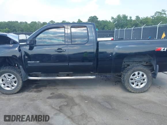 2011 Chevrolet Silverado 2500HD LT с VIN 1GC2KXC87BZ215533, выставлен на аукционе IAAI как лот 42579459 с пробегом 257 597 миль миль и . История ставок и продаж доступна на DreamBid. Изображение 14.