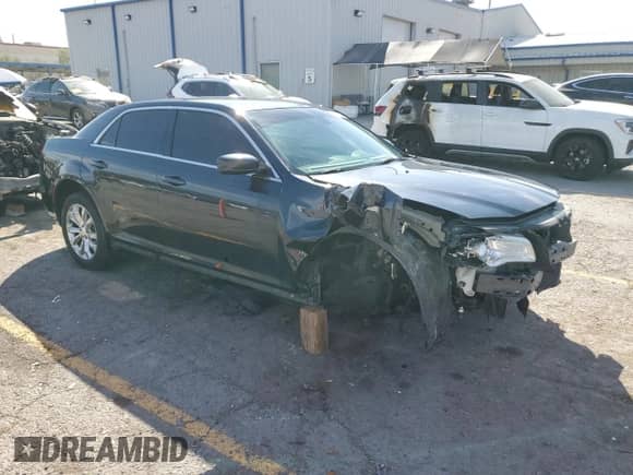 2017 Chrysler 300 Limited z VIN 2C3CCARG5HH586958, wystawiony jako Copart lot #81118765 z przebiegiem 131 895 mil mil oraz Szkoda całkowita • Salvage title. Historia ofert i sprzedaży dostępna na DreamBid. Obrazek 4.