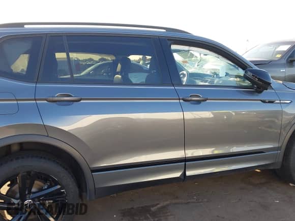 2023 Volkswagen Tiguan SE R-Line Black с VIN 3VVCB7AX5PM002380, выставлен на аукционе IAAI как лот 42700057 с пробегом 24 700 миль миль и . История ставок и продаж доступна на DreamBid. Изображение 14.