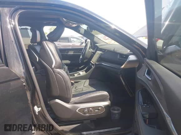 2023 Jeep Grand Cherokee Overland z VIN 1C4RJKDG5P8771928, wystawiony jako IAAI lot #42602996 z przebiegiem 32 691 mil mil oraz . Historia ofert i sprzedaży dostępna na DreamBid. Obrazek 5.