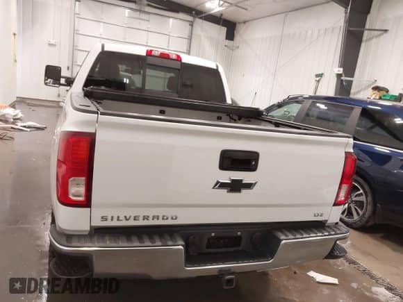 2017 Chevrolet Silverado 1500 LTZ z VIN 3GCUKSEC1HG286538, wystawiony jako IAAI lot #41861745 z przebiegiem 105 033 mil mil oraz . Historia ofert i sprzedaży dostępna na DreamBid. Obrazek 17.