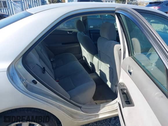 2005 Toyota Camry LE z VIN 4T1BE30K75U032758, wystawiony jako IAAI lot #43315191 z przebiegiem 217 300 mil mil oraz . Historia ofert i sprzedaży dostępna na DreamBid. Obrazek 8.