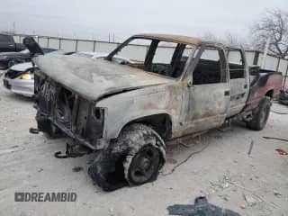 2000 GMC Sierra 1500 z VIN 1GTGC33R1YF440271, wystawiony jako Copart lot #42950305 z przebiegiem Nie podano mil oraz Nie do naprawy • Non repairable. Historia ofert i sprzedaży dostępna na DreamBid. Obrazek 1.