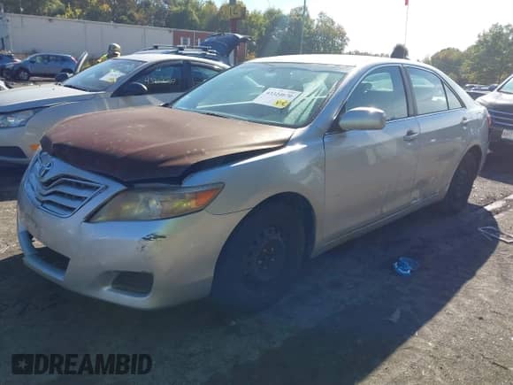 2010 Toyota Camry z VIN 4T1BF3EK4AU020969, wystawiony jako IAAI lot #43324670 z przebiegiem 272 629 mil mil oraz . Historia ofert i sprzedaży dostępna na DreamBid. Obrazek 2.