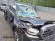 2018 Toyota Tacoma SR5 z VIN 5TFSZ5AN8JX150016, wystawiony jako IAAI lot #42427452 z przebiegiem 22 374 mil mil oraz . Historia ofert i sprzedaży dostępna na DreamBid. Obrazek 6.
