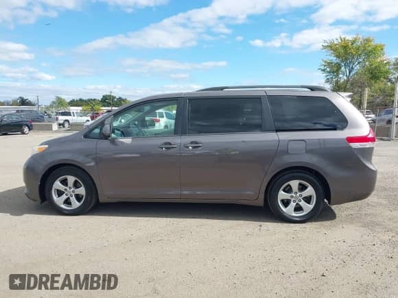 2012 Toyota Sienna LE AAS z VIN 5TDKK3DC8CS271513, wystawiony jako IAAI lot #43429254 z przebiegiem 259 457 mil mil oraz . Historia ofert i sprzedaży dostępna na DreamBid. Obrazek 14.