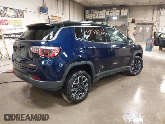 2019 Jeep Compass Trailhawk z VIN 3C4NJDDB0KT709054, wystawiony jako IAAI lot #42576287 z przebiegiem 113 796 mil mil oraz . Historia ofert i sprzedaży dostępna na DreamBid. Obrazek 4.