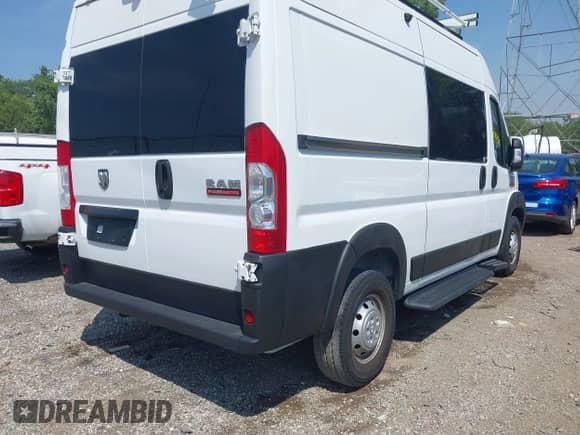 2022 Ram ProMaster Cargo z VIN 3C6LRVBG7NE109619, wystawiony jako IAAI lot #42807528 z przebiegiem 66 339 mil mil oraz . Historia ofert i sprzedaży dostępna na DreamBid. Obrazek 4.