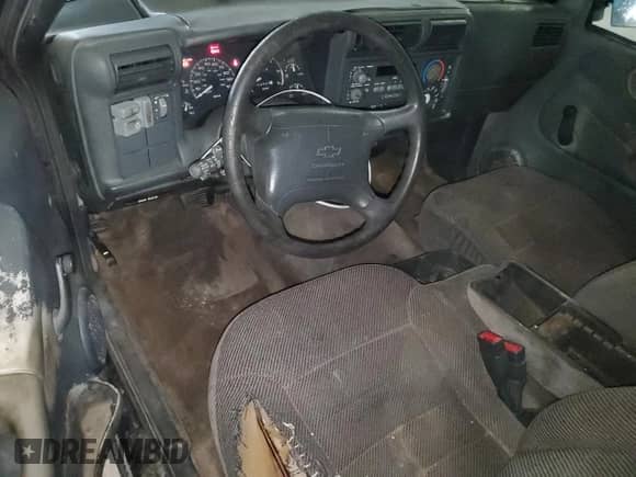 1995 Chevrolet S-10 LS с VIN 1GCCS19Z8S8208033, выставлен на аукционе Copart как лот 82394485 с пробегом 260 565 миль миль и Списание • Salvage title. История ставок и продаж доступна на DreamBid. Изображение 8.