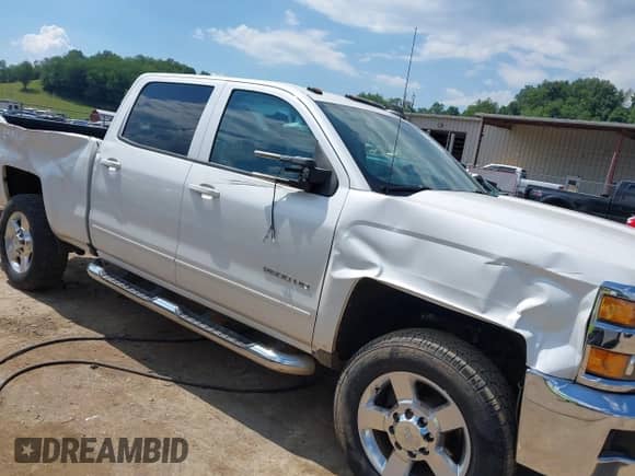 2018 Chevrolet Silverado 2500HD LT z VIN 1GC1KVEG9JF188050, wystawiony jako IAAI lot #42696983 z przebiegiem 103 599 mil mil oraz . Historia ofert i sprzedaży dostępna na DreamBid. Obrazek 6.
