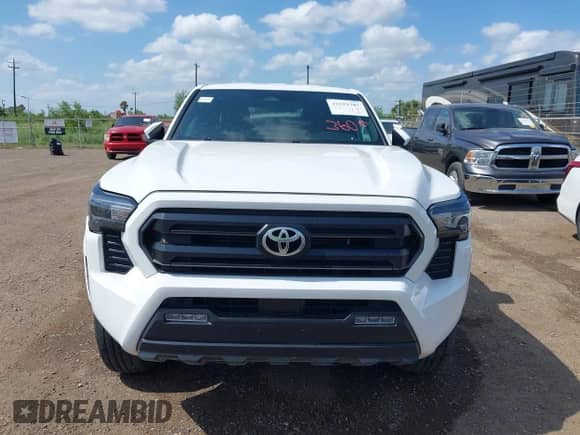 2024 Toyota Tacoma SR5 z VIN 3TYKB5FN8RT006646, wystawiony jako IAAI lot #42552787 z przebiegiem 23 870 mil mil oraz . Historia ofert i sprzedaży dostępna na DreamBid. Obrazek 13.