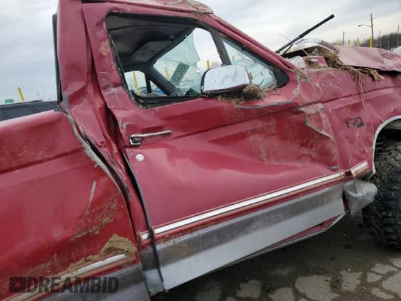 1994 Ford F-150 z VIN 1FTEF14H6RLA20940, wystawiony jako Copart lot #45882125 z przebiegiem Nie podano mil oraz Czysty tytuł • Clean title. Historia ofert i sprzedaży dostępna na DreamBid. Obrazek 10.