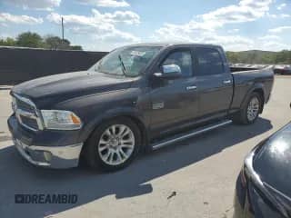 2015 Ram 1500 Laramie Limited z VIN 1C6RR7WM5FS677856, wystawiony jako Copart lot #50970025 z przebiegiem 125 468 mil mil oraz Czysty tytuł • Clean title. Historia ofert i sprzedaży dostępna na DreamBid. Obrazek 1.