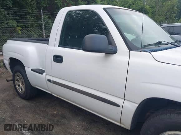 2005 GMC Sierra 1500 Work Truck с VIN 1GTEC14X05Z182845, выставлен на аукционе IAAI как лот 42811717 с пробегом 306 293 миль миль и . История ставок и продаж доступна на DreamBid. Изображение 13.