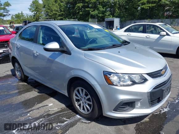 2019 Chevrolet Sonic LT z VIN 1G1JD5SB5K4130283, wystawiony jako IAAI lot #43153707 z przebiegiem 56 227 mil mil oraz . Historia ofert i sprzedaży dostępna na DreamBid. Obrazek 1.