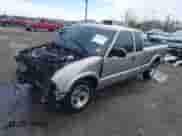 2002 Chevrolet S-10 LS z VIN 1GCCS19W128174992, wystawiony jako IAAI lot #41739237 z przebiegiem Nie podano mil oraz . Historia ofert i sprzedaży dostępna na DreamBid. Obrazek 2.