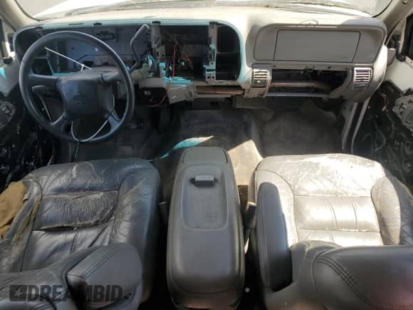 1999 Chevrolet Suburban с VIN 3GNFK16R8XG233203, выставлен на аукционе Copart как лот 84219905 с пробегом Не указан миль и Чистый • Clean title. История ставок и продаж доступна на DreamBid. Изображение 8.