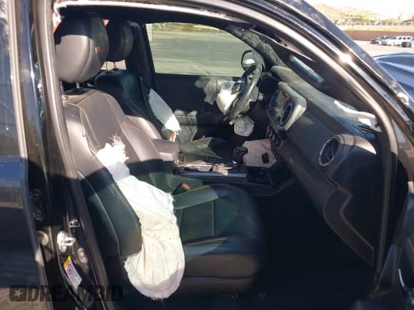 2018 Toyota Tacoma SR with VIN 5TFCZ5AN6JX156482, listed as a IAAI auction lot 42643556 with 112,895 mi miles and . Bid and sale history available at DreamBid. Image 5.