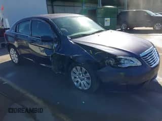 2014 Chrysler 200 LX с VIN 1C3CCBAB8EN142773, выставлен на аукционе IAAI как лот 43366773 с пробегом 210 986 миль миль и . История ставок и продаж доступна на DreamBid. Изображение 1.
