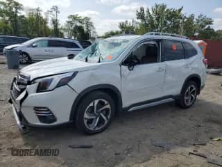 2023 Subaru Forester Touring z VIN JF2SKARC4PH470812, wystawiony jako Copart lot #82031845 z przebiegiem 37 962 mil mil oraz Szkoda całkowita • Salvage title. Historia ofert i sprzedaży dostępna na DreamBid. Obrazek 1.