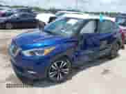 2020 Nissan Kicks SR z VIN 3N1CP5DV0LL563426, wystawiony jako IAAI lot #42708299 z przebiegiem 53 004 mil mil oraz . Historia ofert i sprzedaży dostępna na DreamBid. Obrazek 2.