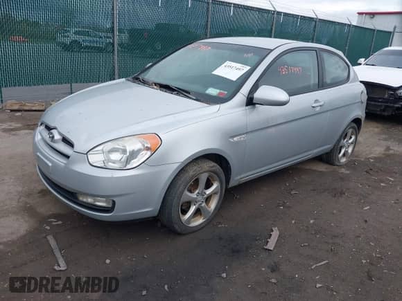 2008 Hyundai Accent SE z VIN KMHCN36C08U081888, wystawiony jako IAAI lot #43517497 z przebiegiem 201 528 mil mil oraz . Historia ofert i sprzedaży dostępna na DreamBid. Obrazek 2.