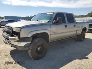 2003 Chevrolet Silverado 2500HD LS с VIN 1GCHK23153F182454, выставлен на аукционе Copart как лот 71833975 с пробегом 225 060 миль миль и Списание • Salvage title. История ставок и продаж доступна на DreamBid. Изображение 1.