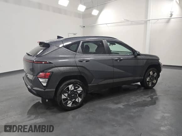 2025 Hyundai Kona SEL с VIN KM8HBCAB4SU287753, выставлен на аукционе Copart как лот 86862095 с пробегом 11 954 миль миль и Чистый • Clean title. История ставок и продаж доступна на DreamBid. Изображение 3.