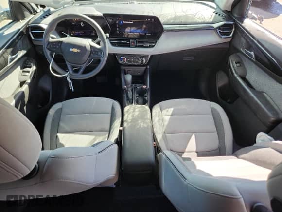 2025 Chevrolet TrailBlazer LT z VIN KL79MPSP3SB149652, wystawiony jako Copart lot #84912635 z przebiegiem 21 968 mil mil oraz Szkoda całkowita • Salvage title. Historia ofert i sprzedaży dostępna na DreamBid. Obrazek 8.