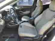 2013 Hyundai Veloster w/Black Int z VIN KMHTC6AD2DU099052, wystawiony jako Copart lot #60487975 z przebiegiem 126 762 mil mil oraz Czysty tytuł • Clean title. Historia ofert i sprzedaży dostępna na DreamBid. Obrazek 7.