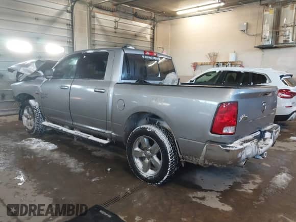 2019 Ram 1500 Big Horn z VIN 1C6RR7LT6KS638926, wystawiony jako IAAI lot #41554343 z przebiegiem 88 325 mil mil oraz . Historia ofert i sprzedaży dostępna na DreamBid. Obrazek 3.