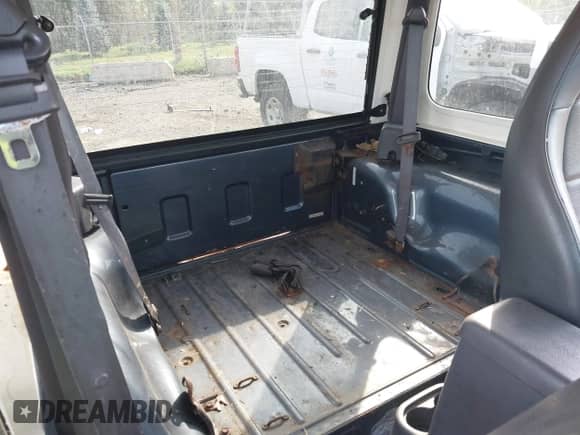 2001 Jeep Wrangler Sport z VIN 1J4FA49S01P329609, wystawiony jako IAAI lot #43091103 z przebiegiem 151 346 mil mil oraz . Historia ofert i sprzedaży dostępna na DreamBid. Obrazek 8.