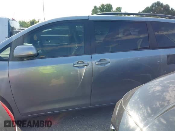 2013 Toyota Sienna LE AAS с VIN 5TDKK3DC5DS324900, выставлен на аукционе IAAI как лот 43346879 с пробегом 146 180 миль миль и . История ставок и продаж доступна на DreamBid. Изображение 14.