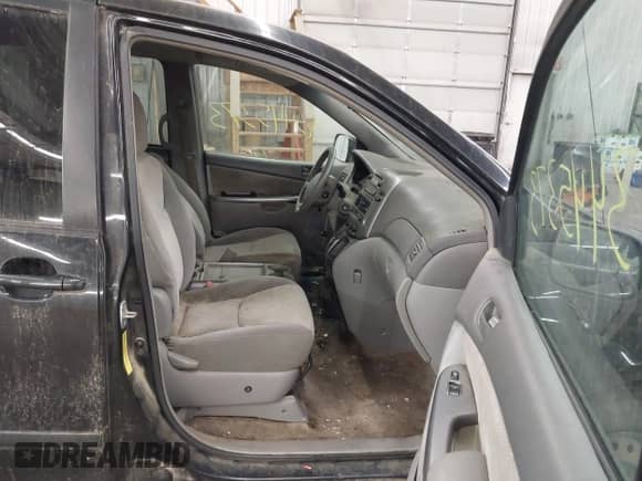 2008 Toyota Sienna LE z VIN 5TDZK23C78S129915, wystawiony jako IAAI lot #43445373 z przebiegiem 211 832 mil mil oraz . Historia ofert i sprzedaży dostępna na DreamBid. Obrazek 5.