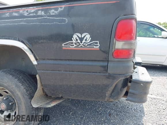 1999 Dodge 1500 z VIN 3B7HF16Z6XM552817, wystawiony jako IAAI lot #42341256 z przebiegiem 271 727 mil mil oraz . Historia ofert i sprzedaży dostępna na DreamBid. Obrazek 13.