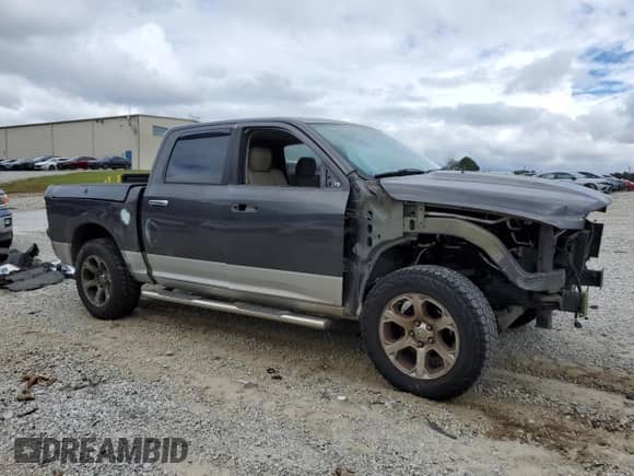 2014 Ram 1500 Laramie z VIN 1C6RR7NM9ES421588, wystawiony jako Copart lot #81893985 z przebiegiem 231 749 mil mil oraz Szkoda całkowita • Salvage title. Historia ofert i sprzedaży dostępna na DreamBid. Obrazek 4.